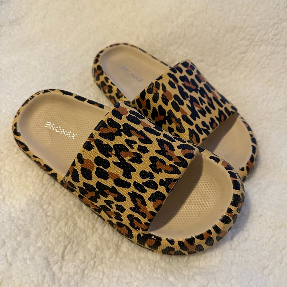 Cozy pillow slippers in leopard print